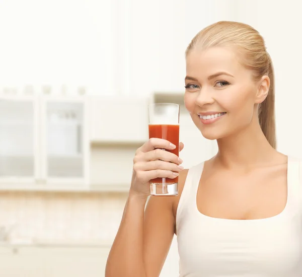 Mulher segurando vidro de suco de tomate — Fotografia de Stock