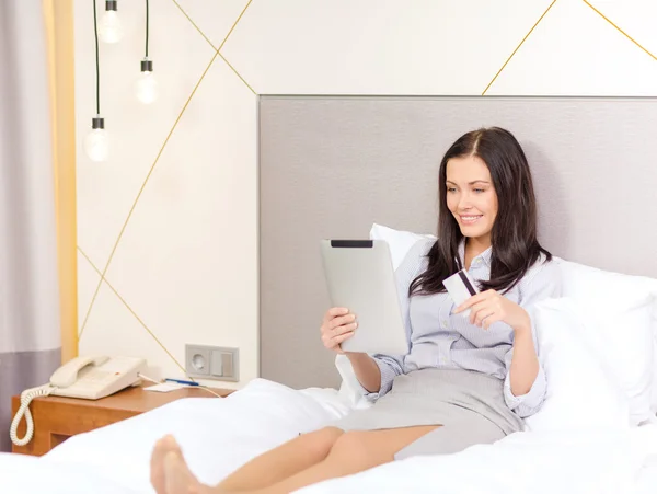 Mujer de negocios feliz con PC tableta en la habitación del hotel —  Fotos de Stock