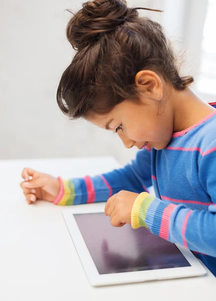 Kleines Mädchen mit Tablet-PC — Stockfoto