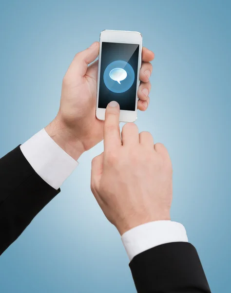 Hombre de negocios tocando la pantalla del teléfono inteligente — Foto de Stock