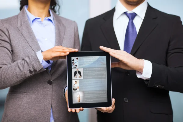 Uomo d'affari e donna d'affari con tablet pc — Foto Stock