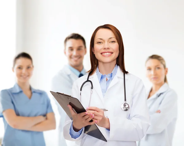 Médico sonriente con portapapeles — Foto de Stock