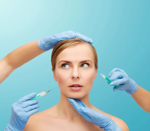 注射器で女性の顔と美容師の手 — ストック写真
