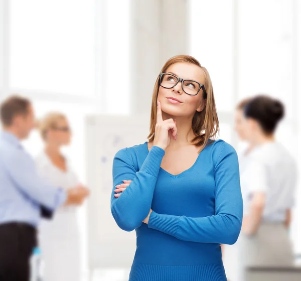 Glückliche Frau mit schwarzer Brille träumt — Stockfoto