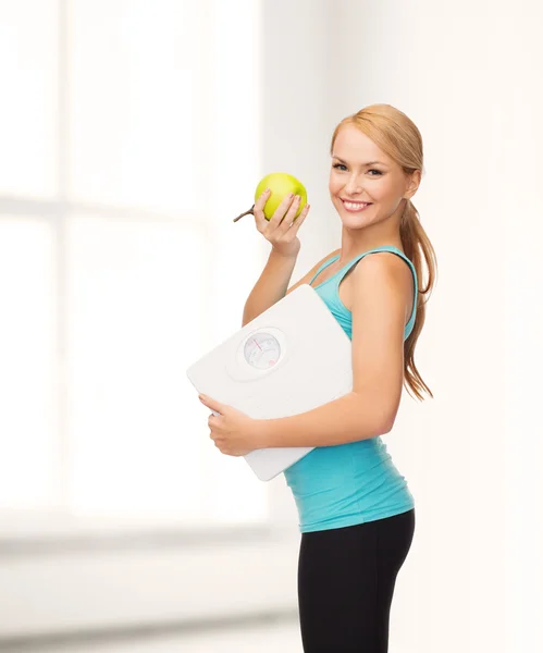 Sportliche Frau mit Schuppe und grünem Apfel — Stockfoto