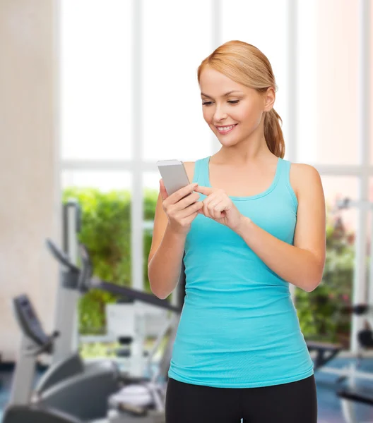 Mujer deportiva con smartphone —  Fotos de Stock