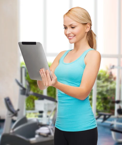 Mujer deportiva con tableta pc — Foto de Stock