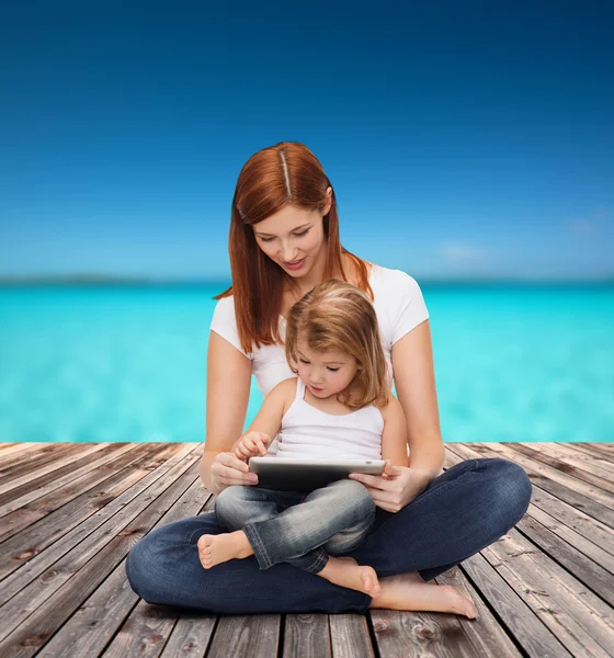 Happy mother with little girl and tablet pc — Stock Photo, Image