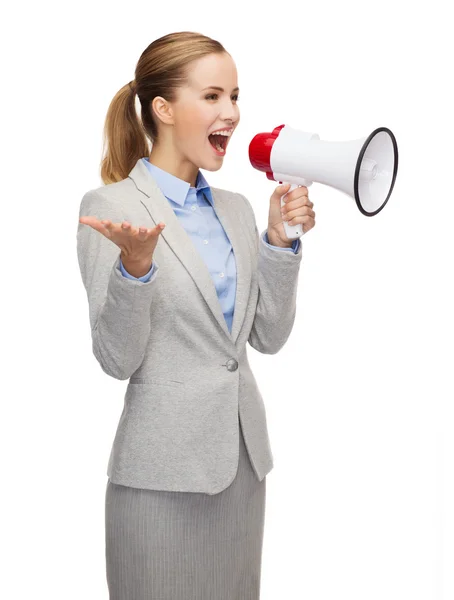 Mulher de negócios sorridente com megafone — Fotografia de Stock