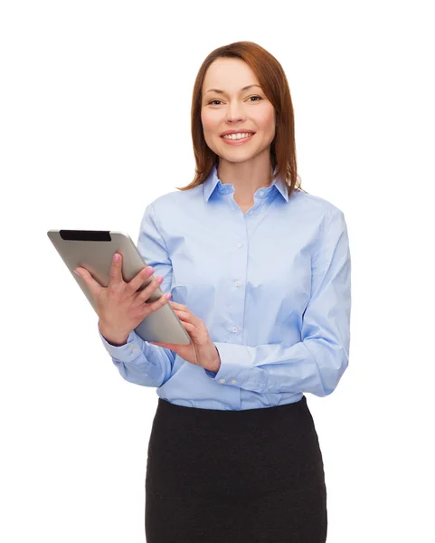 Mujer sonriente mirando tableta pc — Foto de Stock