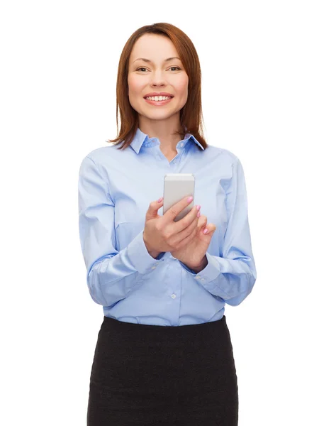 Joven mujer de negocios sonriente con smartphone — Foto de Stock