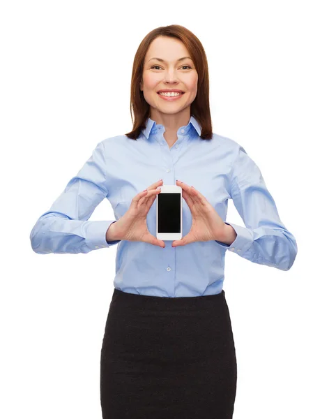 Mujer de negocios sonriente con pantalla en blanco para teléfonos inteligentes — Foto de Stock