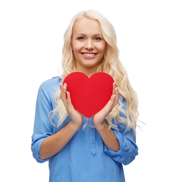 Mujer sonriente con corazón rojo — Foto de Stock