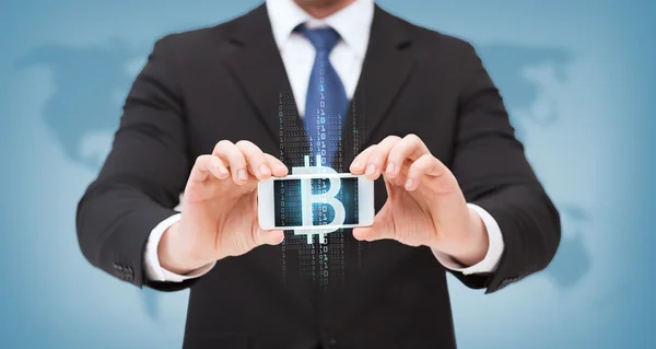 Empresario con smartphone y bitcoin en pantalla — Foto de Stock