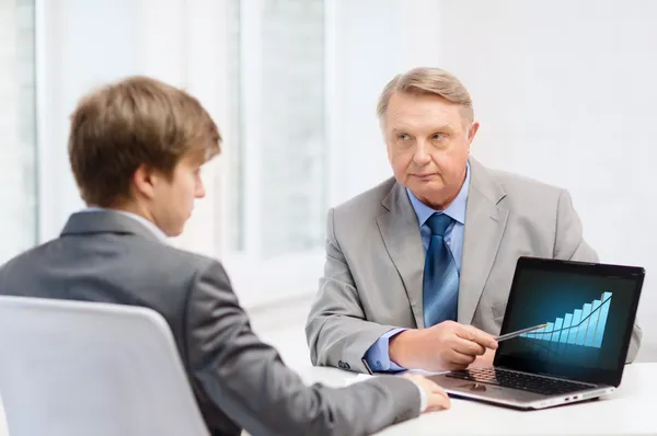 Äldre man och ung man med bärbar dator — Stockfoto