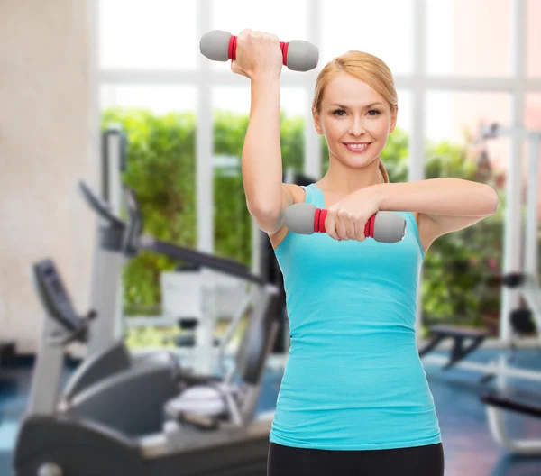 Jeune femme sportive avec haltères légers — Photo