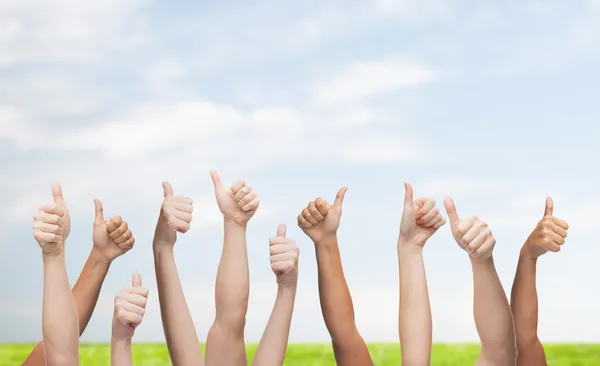 Human hands showing thumbs up — Stock Photo, Image