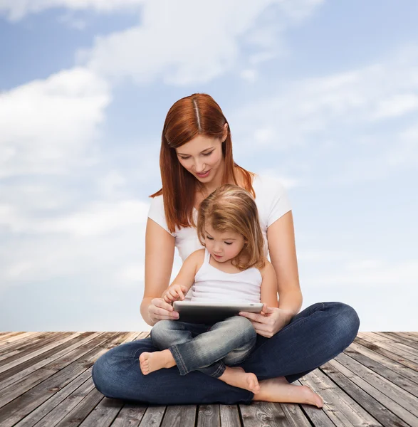 Gelukkig moeder met kleine meisje en tablet pc — Stockfoto