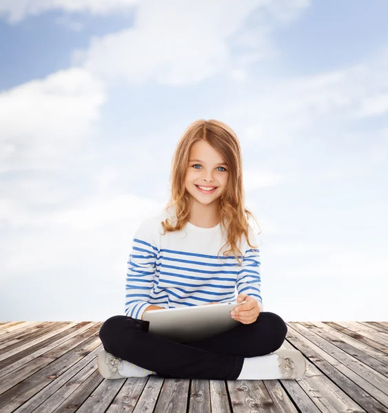 Menina estudante com tablet pc — Fotografia de Stock