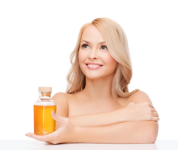 Mujer feliz con botella de aceite — Foto de Stock