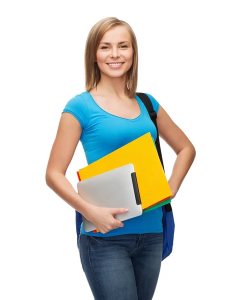 Estudiante sonriente con bolsa, carpetas y tableta pc — Foto de Stock
