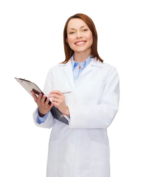 Lachende vrouwelijke arts met Klembord — Stockfoto