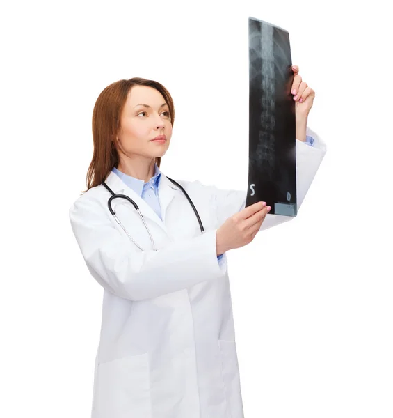 Médico femenino serio mirando rayos X —  Fotos de Stock