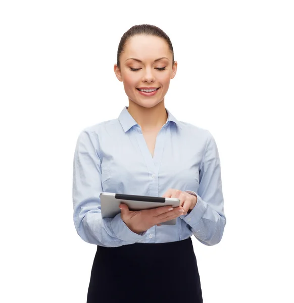 Lachende vrouw op zoek naar tablet pc computer — Stockfoto