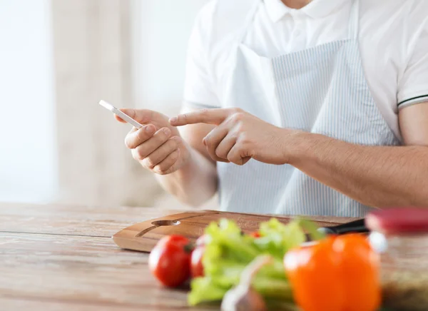 男子手指到智能手机的特写 — 图库照片