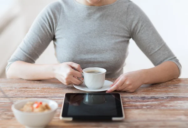 Donna che beve caffè e utilizza tablet pc — Foto Stock