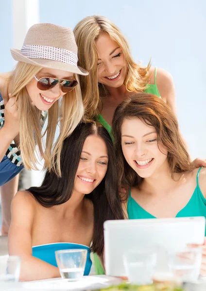 Chicas sonrientes mirando tableta PC en la cafetería —  Fotos de Stock