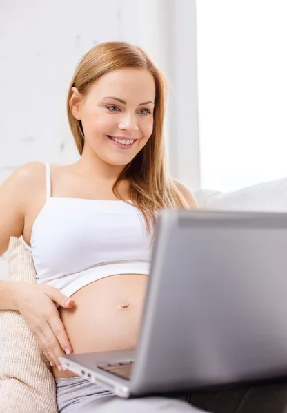 Pregnant woman with laptop computer — Stock Photo, Image