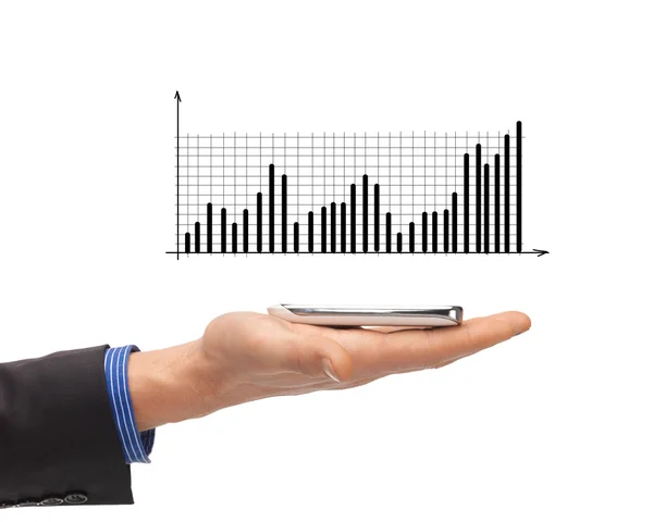 Primer plano de la mano del hombre con el teléfono inteligente y gráfico — Foto de Stock