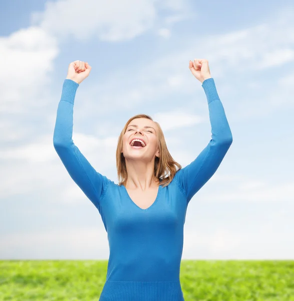 Ridere giovane donna con le mani in alto — Foto Stock