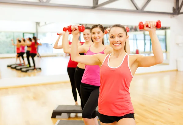 Groep van lachende vrouw met halters en stap — Stockfoto