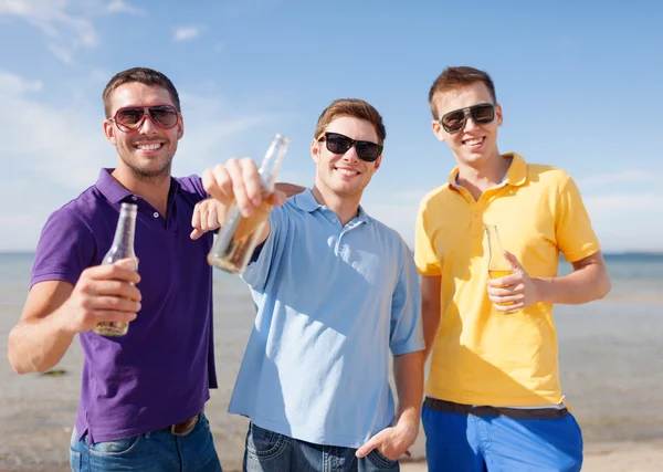 Grupo de amigos varones con botellas de cerveza — Foto de Stock