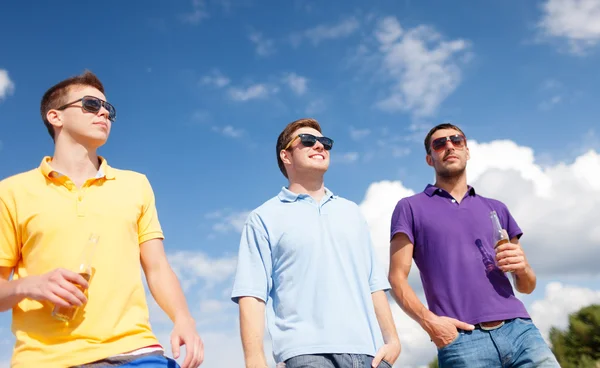 Gruppe männlicher Freunde mit Bierflaschen — Stockfoto