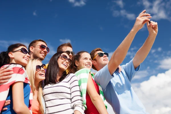 Groep vrienden nemen van foto met smartphone — Stockfoto