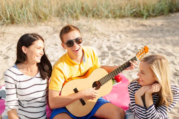 Grupo de amigos con guitarra divirtiéndose en la playa —  Fotos de Stock
