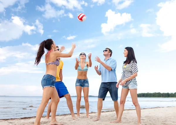 Grupo de amigos divirtiéndose en la playa —  Fotos de Stock