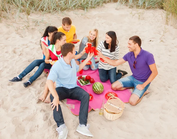 Grupo de amigos comemorando aniversário na praia — Fotografia de Stock