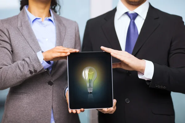 Geschäftsfrau und Geschäftsfrau mit Tablet-PC — Stockfoto