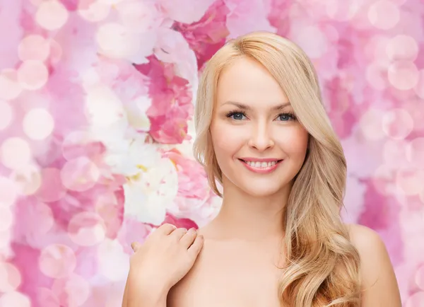 Rosto e ombros de mulher feliz com cabelo comprido — Fotografia de Stock