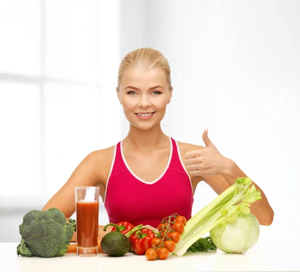 Lachende vrouw met biologisch voedsel — Stockfoto