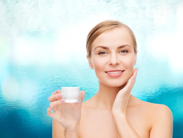 Mujer aplicando crema en su piel — Foto de Stock