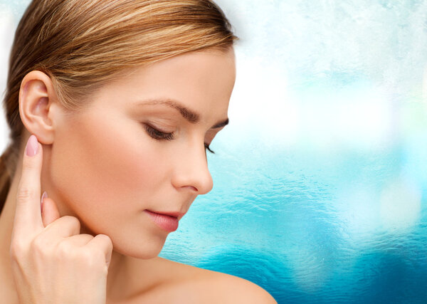 Femme calme touchant son oreille — Photo