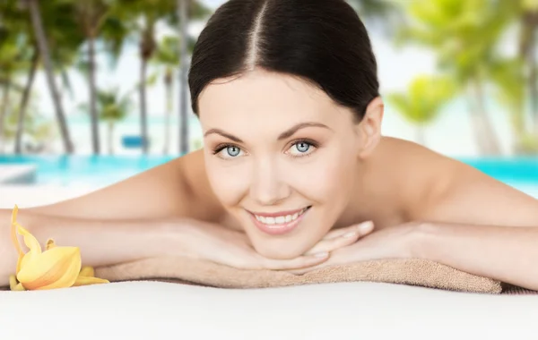 Mujer sonriente en el salón de spa —  Fotos de Stock