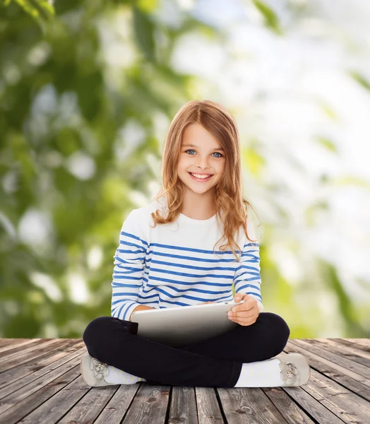 Menina estudante com tablet pc — Fotografia de Stock