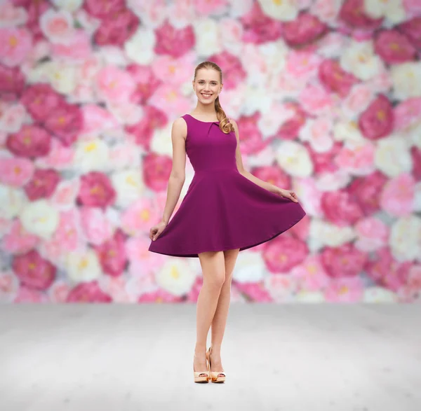 Jonge vrouw in paarse jurk en hoge hakken — Stockfoto