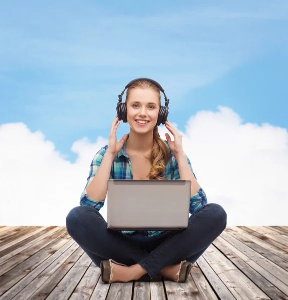 Young woman in casual clothes sitting on floor — Stock Photo, Image